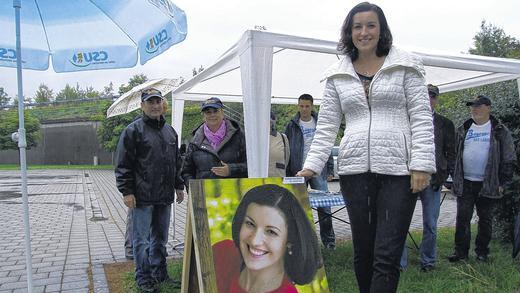 Jede Stimme zählt: Dorothee Bär, hier im Dauerregen mit Parteifreunden am Wahlstand in Ebelsbach, hat in den zurückliegenden Wochen zahlreiche Termine im Wahlkreis und in ganz Bayern absolviert.