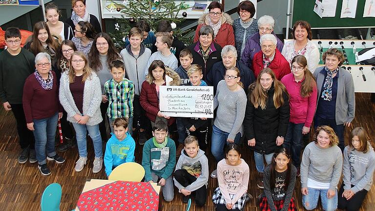 Realschüler erwirtschaften 1200 Euro für Schwester Monika       -  (fi)   Ein ganzes Netzwerk von hilfsbereiten Menschen hat es an der Realschule wieder geschafft, eine respektable Spendensumme von 1200 Euro beim Adventsbasar zu erwirtschaften. Freunde und Gönner der Schule, Schüler, Lehrer und Eltern arbeiteten zusammen, um für den Basar ein großes Sortiment an Artikeln bereitzustellen. Der Erlös geht wie schon seit vielen Jahren an das Kinderhaus Sonnenblume in Berlin, wo die Franziskanerschwester Monika und ihre Helfer eine segensreiche Arbeit leisten. Unter anderem hilft die Einrichtung in der Hauptstadt anonym Frauen in Not, hält eine eigene Babyklappe vor oder hilft Frauen, die eine Haftstrafe abgesessen haben, weil sie ihr Kind umgebracht haben, beim Wiedereinstig ins Leben. Bevor die Spende nach Berlin losgeschickt wurde, lobte Schulleiterin Elisabeth Grimanelis die Aktion, an der 120 Schüler aus allen Klassen und vor allem die Bio-AG von Barbara Stumpf beteiligt waren. Eltern haben neben vielem anderen alleine 30 Kilo Plätzchen gebacken und für den Basar zur Verfügung gestellt. Auch Frauen aus Gerolzhofen und der Region, die keine Kinder mehr in der Realschule haben oder nie hatten, beteiligten sich an der Bestückung des Basars. Im einzelnen waren beteiligt: Dagmar Schwerdt, Renate Nöth, Silvia Bäuerlein, Margarete Bohn, Karin Füller, Doris Weißenberger, Petra Raab, Anita Schmitt, Gertrud Friedrich sowie Hans und Helga Leuner. Förster Volker Conrad stellte die Zweige für das Binden von Kränzen bereit, was laut Stumpf eine Menge Geld für den Einkauf sparte.