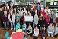 Realschüler erwirtschaften 1200 Euro für Schwester Monika       -  (fi)   Ein ganzes Netzwerk von hilfsbereiten Menschen hat es an der Realschule wieder geschafft, eine respektable Spendensumme von 1200 Euro beim Adventsbasar zu erwirtschaften. Freunde und Gönner der Schule, Schüler, Lehrer und Eltern arbeiteten zusammen, um für den Basar ein großes Sortiment an Artikeln bereitzustellen. Der Erlös geht wie schon seit vielen Jahren an das Kinderhaus Sonnenblume in Berlin, wo die Franziskanerschwester Monika und ihre Helfer eine segensreiche Arbeit leisten. Unter anderem hilft die Einrichtung in der Hauptstadt anonym Frauen in Not, hält eine eigene Babyklappe vor oder hilft Frauen, die eine Haftstrafe abgesessen haben, weil sie ihr Kind umgebracht haben, beim Wiedereinstig ins Leben. Bevor die Spende nach Berlin losgeschickt wurde, lobte Schulleiterin Elisabeth Grimanelis die Aktion, an der 120 Schüler aus allen Klassen und vor allem die Bio-AG von Barbara Stumpf beteiligt waren. Eltern haben neben vielem anderen alleine 30 Kilo Plätzchen gebacken und für den Basar zur Verfügung gestellt. Auch Frauen aus Gerolzhofen und der Region, die keine Kinder mehr in der Realschule haben oder nie hatten, beteiligten sich an der Bestückung des Basars. Im einzelnen waren beteiligt: Dagmar Schwerdt, Renate Nöth, Silvia Bäuerlein, Margarete Bohn, Karin Füller, Doris Weißenberger, Petra Raab, Anita Schmitt, Gertrud Friedrich sowie Hans und Helga Leuner. Förster Volker Conrad stellte die Zweige für das Binden von Kränzen bereit, was laut Stumpf eine Menge Geld für den Einkauf sparte.