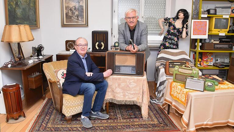 Die beiden Radio-Enthusiasten Heinz Saueracker (links) und Robert Kürster mit einer kleinen Auswahl ihrer Geräte.