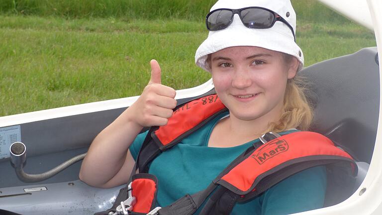 Fühlt sich im Cockpit pudelwohl: die 14-jährige Marie Ostrowski aus Altfeld.