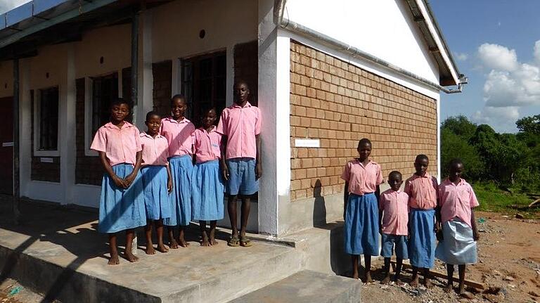 Schülerinnen und Schüler vor einer der mit Geldern der Jürgen-Höller-Stiftung neu gebauten Schulen in Kenia.