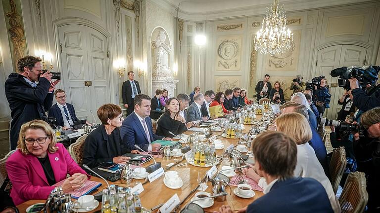 Halbzeit-Klausur Bundeskabinett.jpeg       -  Bundeskanzler Olaf Scholz und sein Kabinett beraten bei der fünften Klausurtagung der Ampelregierung über die aktuellen Themen der Koalition.