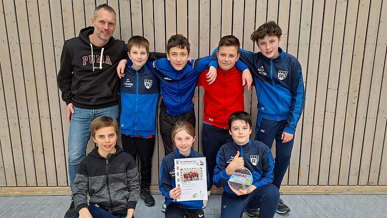 Die Schallfelder Fußballmannschaft von links: vorne Konstantin Schanz, Hanna Bedenk, Leo Lenhard; hinten Trainer Matthias Schulz, Luis Bedenk, Joschua Pfaff, Basti Blattner und Hannes Schulz. Die Schallfelder Fußballmannschaft von links: vorne Konstantin Schanz, Hanna Bedenk, Leo Lenhard; hinten Trainer Matthias Schulz, Luis Bedenk, Joschua Pfaff, Basti Blattner und Hannes Schulz.