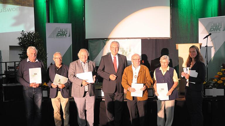 Ehrungen für 60 Jahre DJK-Zugehörigkeit, das Bild zeigt (von links): Erwin Zink, Günter Vollert, Wolfgang Aust, Minister Joachim Herrmann, Alfred Kopp, Elfriede Geiling und DJK-Vorsitzende Stefanie Stockinger-von Lackum Ehrungen für 60 Jahre DJK-Zugehörigkeit, das Bild zeigt (von links): Erwin Zink, Günter Vollert, Wolfgang Aust, Minister Joachim Herrmann, Alfred Kopp, Elfriede Geiling und DJK-Vorsitzende Stefanie Stockinger-von Lackum