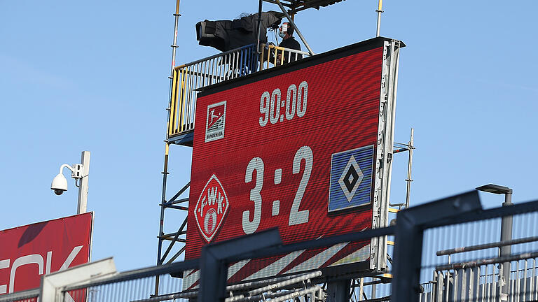 Da steht es weiß auf rot: Die Kickers schlagen Spitzenreiter Hamburger SV mit 3:2. Da steht es weiß auf rot: Die Kickers schlagen Spitzenreiter Hamburger SV mit 3:2.