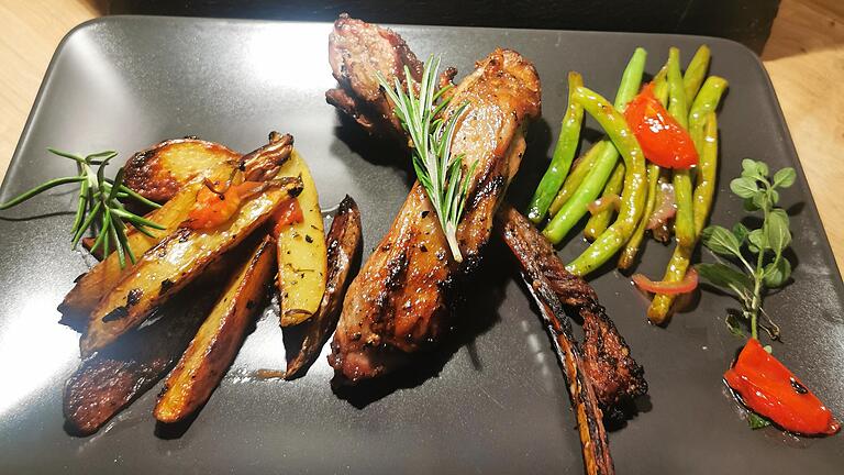 Für seinen Instagram-Auftritt richtet Michael Werb die gegrillten Leckerbissen kunstvoll an.