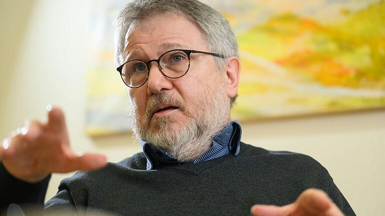 Dr. Rainer Schäfer ist eine Koryphäe der Palliativmedizin in Deutschland, er hat die Palliativabteilung am Würzburger Juliusspital aufgebaut. Vor kurzem wurde er in den Ruhestand verabschiedet. Dr. Rainer Schäfer ist eine Koryphäe der Palliativmedizin in Deutschland, er hat die Palliativabteilung am Würzburger Juliusspital aufgebaut. Vor kurzem wurde er in den Ruhestand verabschiedet.