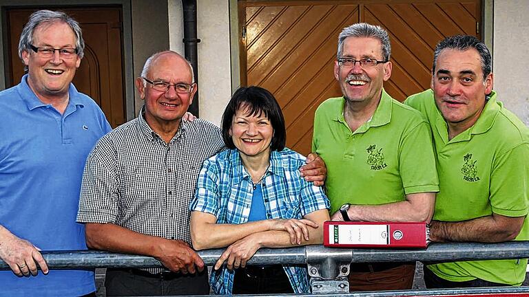 Führungsmannschaft: Zusammen mit dem scheidenden Kassier Herbert Oppelt (Zweiter von links) stellt sich die Führungsmannschaft der Iphöfer Stücht mit Richard Schober, Karin Müller, Wolfgang Müller und Manfred Dörr (von links) den Fotografen.