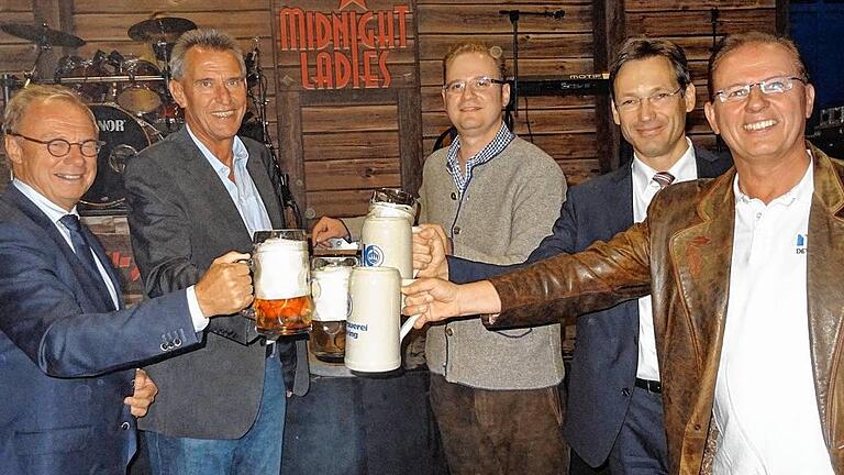 Ein Prosit auf den Firmen-Geburtstag: Mit drei Schlägen des Inhabers Erik Heijink und unter der Assistenz von Peter Himmel von der Brauerei Kesselring und des Geschäftsführers Roland Theis wurde das Bierfass bei der Feier zum 30. Geburtstag von Deinzer+Weyland angezapft. Im Bild von links: Erik Heijink, Oberbürgermeister Siegfried Müller, Peter Himmel, Roland Theis und Niederlassungsleiter Dieter Wallrapp. Ein Prosit auf den Firmen-Geburtstag: Mit drei Schlägen des Inhabers Erik Heijink und unter der Assistenz von Peter Himmel von der Brauerei Kesselring und des Geschäftsführers Roland Theis wurde das Bierfass bei der Feier zum 30. Geburtstag von Deinzer+Weyland angezapft. Im Bild von links: Erik Heijink, Oberbürgermeister Siegfried Müller, Peter Himmel, Roland Theis und Niederlassungsleiter Dieter Wallrapp.
