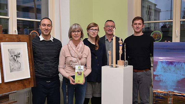 Die von der Hugo und Elly Goetz-Stiftung ausgezeichneten Preisträger des Jahres 2017 (von links): Zeichner Sebastian von Papp, Ursula Karl (Wärmestube), Holzkünstlerin Maria Boldt, Bernhard Christof (Wärmestube) und Maler Tobias Wyrczykowski. Die von der Hugo und Elly Goetz-Stiftung ausgezeichneten Preisträger des Jahres 2017 (von links): Zeichner Sebastian von Papp, Ursula Karl (Wärmestube), Holzkünstlerin Maria Boldt, Bernhard Christof (Wärmestube) und Maler Tobias Wyrczykowski.