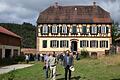 Ob im Hofgut Erlenfurt eine Akademie für Wald und Gesellschaft entsteht, steht noch in den Sternen. Bei einer von den Grünen organisierten Exkursion wurde vor allem der vorgesehene Standort im Hafenlohrtal kritisch gesehen. Die Gruppe angeführt wurde von dem Grünen-Landtagsabgeordneten Patrick Friedl (rechts).