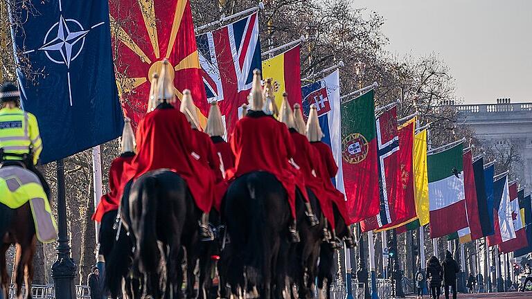 NATO Gipfel - Flaggen der Nato und ihrer Mitgliedsstaaten sind vor dem Buckingham Palace gehisst. Vom 3. Dezember bis zum 4. Dezember treffen sich beim Gipfel die Regierungschefs der Mitgliedsländer des Verteidigungsbündnisses in London. NATO Gipfel - Flaggen der Nato und ihrer Mitgliedsstaaten sind vor dem Buckingham Palace gehisst. Vom 3. Dezember bis zum 4. Dezember treffen sich beim Gipfel die Regierungschefs der Mitgliedsländer des Verteidigungsbündnisses in London.