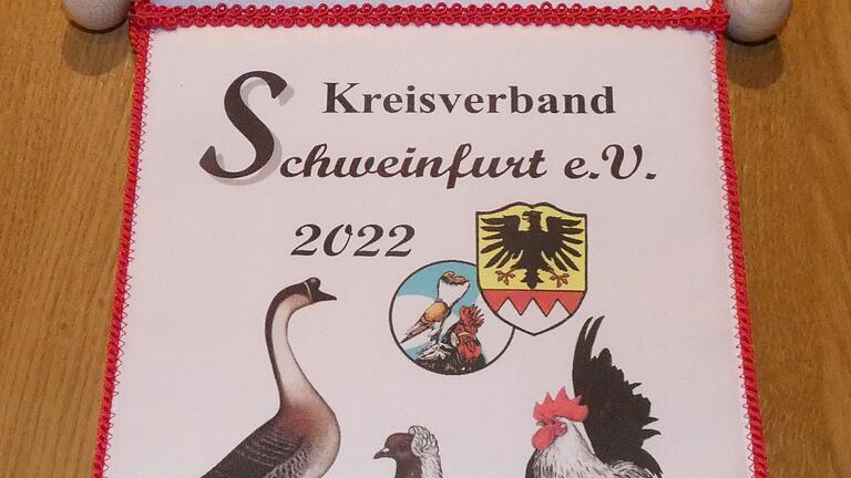 Nicht billig sind die gestickten Ehrenbänder für die besonders erfolgreichen Rassegeflügelzüchter, wie hier der Kreisverbandsehrenpreis der Jugend. Sie wurden letztmals in dieser Form ausgegeben. Nicht billig sind die gestickten Ehrenbänder für die besonders erfolgreichen Rassegeflügelzüchter, wie hier der Kreisverbandsehrenpreis der Jugend. Sie wurden letztmals in dieser Form ausgegeben.