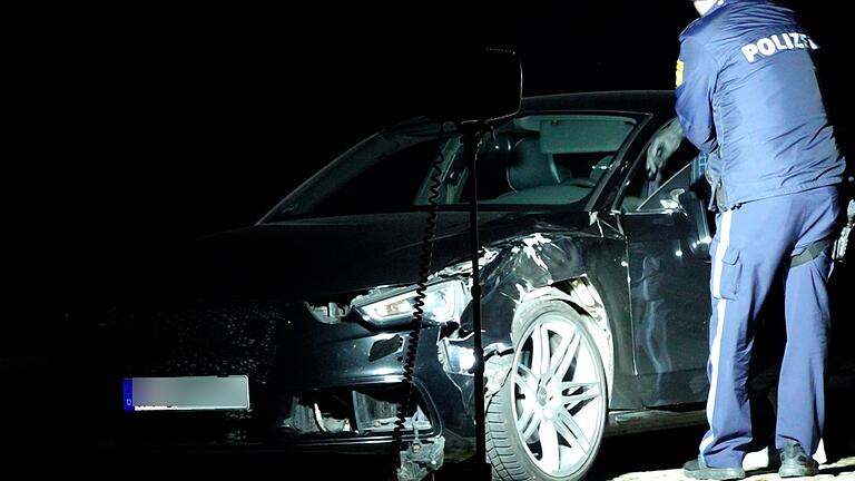 Das Unfallauto war nach dem Zusammenprall mit dem Fußgänger stark beschädigt. Das Unfallauto war nach dem Zusammenprall mit dem Fußgänger stark beschädigt.