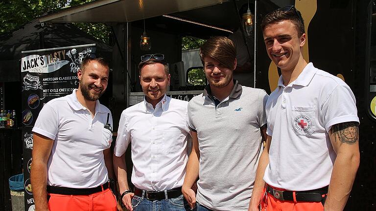 Auch die Rettungssanitäter machen Halt bei den Foodtrucks (von links.): Michael Dorsch, Sven Appold, Tobias Bauer und Philipp Stänicke. Auch die Rettungssanitäter machen Halt bei den Foodtrucks (von links.): Michael Dorsch, Sven Appold, Tobias Bauer und Philipp Stänicke.