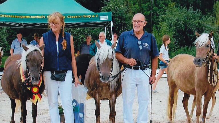 Bei der Europaschau der IG Classic Pony 2018 in Ansbach: Prämierung für Züchter Werner Firsching zusammen mit Renate Dittmar und der ausgezeichneten Europasieger-Familie Classic-Ponys Elitestute Heidetraum mit den Töchtern Siegerstute Heidestar und Bundesprämienstute Heather.