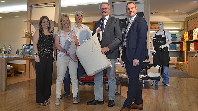 Die Vertreter der Wirtschaftsförderung besuchten die Weberei Pahl. Am Rundgang durch die Produktion nahmen (von links) Simone Hickl-Seitz und Elke Geiger-Schmitt (beide Stadt Külsheim), Geschäftsführer Thomas Lippert, Dezernent Jochen Müssig und Amtsleiter Rico Neubert (beide Landratsamt) teil.