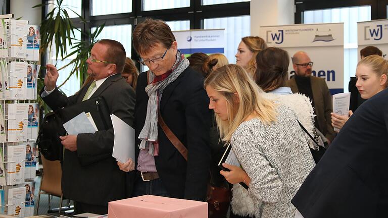 Wer ein Unternehmen gründet, braucht Geld - und viele Informationen. Unser Symbolbild entstand auf einer Gründermesse in Würzburg. Wer ein Unternehmen gründet, braucht Geld - und viele Informationen. Unser Symbolbild entstand auf einer Gründermesse in Würzburg.