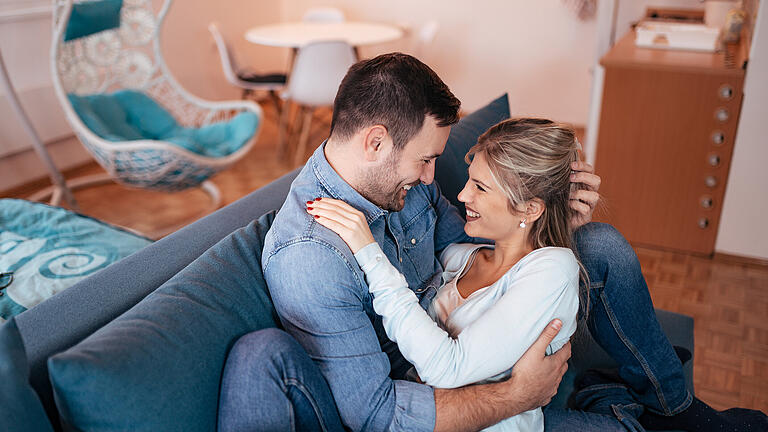 Paar Wohnzimmer       -  Mit etwas Kreativität wird der geplante Hochzeitstag trotz Corona zu einem unvergesslichen Erlebnis.