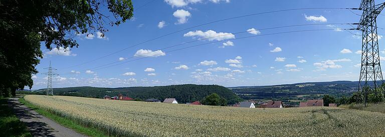 Das Baugebiet Herrenwald - im Bild grob zwischen sichtbarer Bebauungsgrenze und Hochspannungsleitung - hat in den letzten Monaten die Gemeinde Ebelsbach in der Frage gespalten, wie das Areal verkehrstechnisch angeschlossen werden soll. Das Baugebiet Herrenwald - im Bild grob zwischen sichtbarer Bebauungsgrenze und Hochspannungsleitung - hat in den letzten Monaten die Gemeinde Ebelsbach in der Frage gespalten, wie das Areal verkehrstechnisch angeschlossen werden soll.