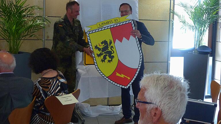 Zum Abschluss des kleinen Festakts tauschten die neuen Partner Schilder aus. In Veitshöchheim wird künftig ein Ortsschild auf die Partnergemeinde Poppenhausen hinweisen. Das Wappen der Kompanie bekommt im Rathaus einen besonderen Platz, versprach Bürgermeister Ludwig Nätscher. Zum Abschluss des kleinen Festakts tauschten die neuen Partner Schilder aus. In Veitshöchheim wird künftig ein Ortsschild auf die Partnergemeinde Poppenhausen hinweisen. Das Wappen der Kompanie bekommt im Rathaus einen besonderen Platz, versprach Bürgermeister Ludwig Nätscher.