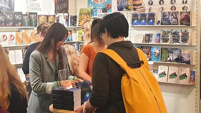 Angelina Gabriel beim Signieren auf der Frankfurter Buchmesse. Mit gerade einmal 17 Jahren hat die Herschfelderin ihren ersten Fantasyroman 'Dairi - das Erwachen' veröffentlicht. Angelina Gabriel beim Signieren auf der Frankfurter Buchmesse. Mit gerade einmal 17 Jahren hat die Herschfelderin ihren ersten Fantasyroman 'Dairi - das Erwachen' veröffentlicht.