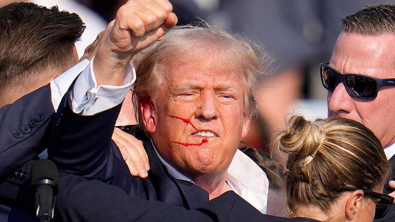 Donald Trump nach Attentat       -  Der Schütze wählte mit der Trump-Kundgebung vermutlich ein &bdquo;Gelegenheitsziel&rdquo;, teilt das FBI mit. (Archivbild)