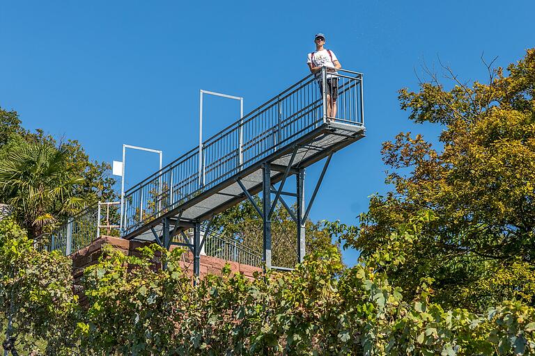 Mitten in der Weinbergslage Ebenain befindet sich dieser 2022 erschaffene Aussichtspunkt mit einem sechs Meter langen Steg und einem grandiosen Panoramablick von den Weinbergen ins Maintal. Mitten in der Weinbergslage Ebenain befindet sich dieser 2022 erschaffene Aussichtspunkt mit einem sechs Meter langen Steg und einem grandiosen Panoramablick von den Weinbergen ins Maintal.