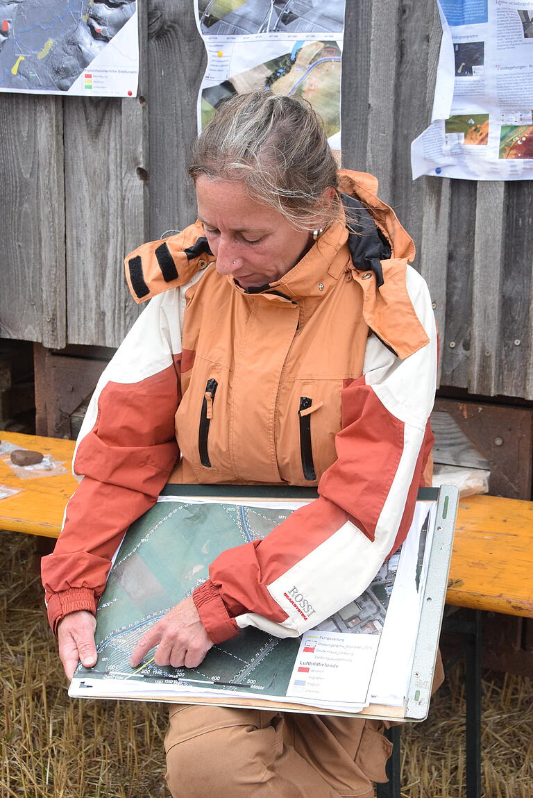 Dr. Petra Wolters zeigt den Teilnehmern einer Führung, was bei den Grabungen im Pfalzgebiet bisher gefunden worden ist. Dr. Petra Wolters zeigt den Teilnehmern einer Führung, was bei den Grabungen im Pfalzgebiet bisher gefunden worden ist.