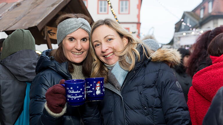 Winterzauber       -  Zahlreiche Menschen besuchen am Sonntag (05.01.20) den Winterzauber am Marktplatz in Volkach.