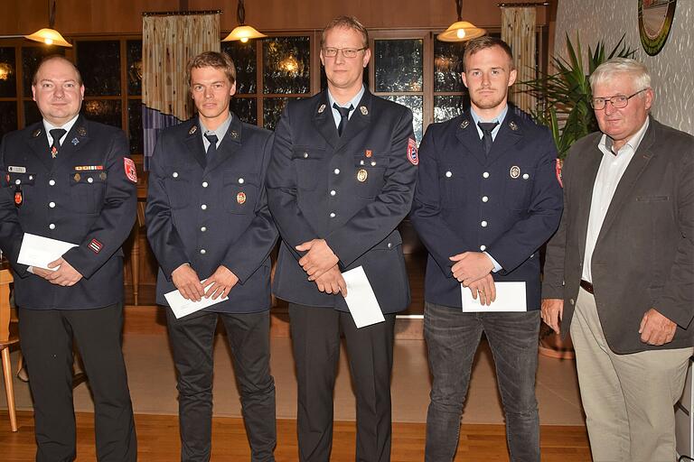 Eine finanzielle Unterstützung gab es für die Feuerwehren im Versicherungsgebiet. Das Bild zeigt (von links) Andreas Albig, Sebastian Decker, Jörg Müller, Julian Hümmer und Günther Lang. Eine finanzielle Unterstützung gab es für die Feuerwehren im Versicherungsgebiet. Das Bild zeigt (von links) Andreas Albig, Sebastian Decker, Jörg Müller, Julian Hümmer und Günther Lang.