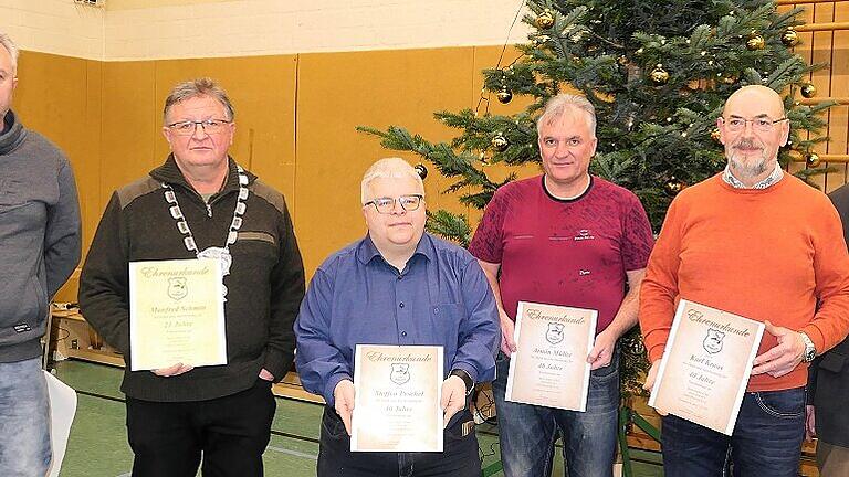 Termin: 31-70365939 Angler Ebenhausen - Ehrungen für treue Mitglieder: Unser Bild zeigt (von links) den stellvertretenden Vorsitzenden Viktor Müller, die Jubilare Manfred Schmitt (25 Jahre), Steffen Peschel, Armin Müller und Karl Kraus (alle 40 Jahre) sowie den Vorsitzenden Bernhard Braun. Termin: 31-70365939 Angler Ebenhausen - Ehrungen für treue Mitglieder: Unser Bild zeigt (von links) den stellvertretenden Vorsitzenden Viktor Müller, die Jubilare Manfred Schmitt (25 Jahre), Steffen Peschel, Armin Müller und Karl Kraus (alle 40 Jahre) sowie den Vorsitzenden Bernhard Braun.