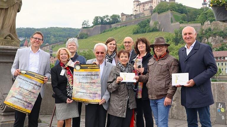 Bei der Übergabe der Freikarten in Würzburg (von links): Zweiter Bürgermeister Martin Heilig (Würzburg), Claudia Baitsch (Seniorenvertretung), Dieter Preiser (SV), Organisator Erich Beck, Angela Lixfeld (Caritas), Renate Fiedler (SV), Eberhard Grötsch (SV), Barbara Sülzer (SV), Bürgermeister Hermann Gabel (Röttingen) und Bürgermeister Helmut Krämer (Giebelstadt).