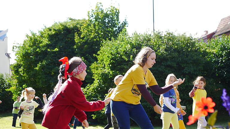 Tanz-Flashmob im Siebener-Park Bad Brückenau. - Tanz-Flashmob im Siebener-Park Bad Brückenau. Tanz-Flashmob im Siebener-Park Bad Brückenau. - Tanz-Flashmob im Siebener-Park Bad Brückenau.