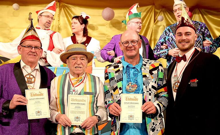 Ehre, wem Ehre gebührt: Felix Zirkelbach (rechts) vom Fastnacht-Verband Franken e. V. ehrte (von links) Klaus Oppelt, Helmut Trautner und Bürgermeister Thomas Stadelmann für ihre teils jahrzehntelangen Verdienste für die ZNZ. Ehre, wem Ehre gebührt: Felix Zirkelbach (rechts) vom Fastnacht-Verband Franken e. V. ehrte (von links) Klaus Oppelt, Helmut Trautner und Bürgermeister Thomas Stadelmann für ihre teils jahrzehntelangen Verdienste für die ZNZ.