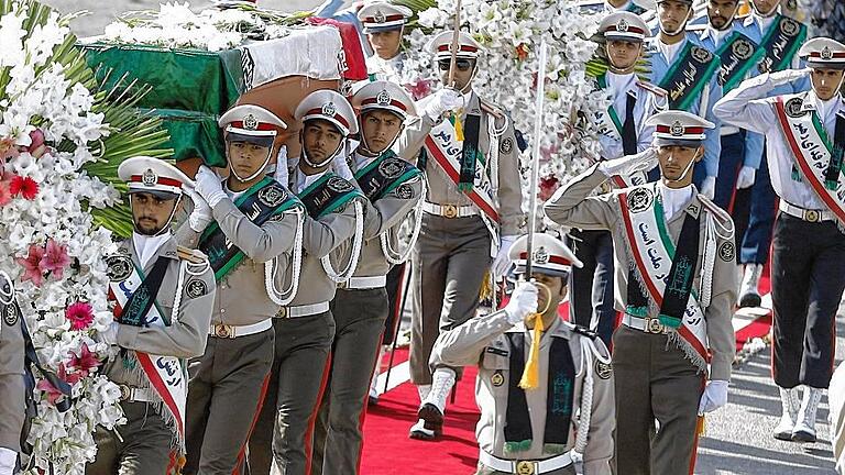 Bodies of Iranian pilgrim arrive in Tehran - Ankunft im Iran: Das Archivfoto zeigt Soldaten mit Särgen der iranischen Opfer auf dem Flughafen von Teheran. Nach iranischen Angaben wurden 464 Bürger des Landes bei der Katastrophe in der Nähe von Mekka getötet. Bodies of Iranian pilgrim arrive in Tehran - Ankunft im Iran: Das Archivfoto zeigt Soldaten mit Särgen der iranischen Opfer auf dem Flughafen von Teheran. Nach iranischen Angaben wurden 464 Bürger des Landes bei der Katastrophe in der Nähe von Mekka getötet.