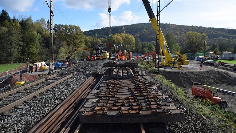 Um zwei rund 150 Jahre alte Brücken zu ersetzen, werden in die Bahnstrecke bei Schaippach erst einmal zwei Hilfsbrücken eingebaut. Um zwei rund 150 Jahre alte Brücken zu ersetzen, werden in die Bahnstrecke bei Schaippach erst einmal zwei Hilfsbrücken eingebaut.