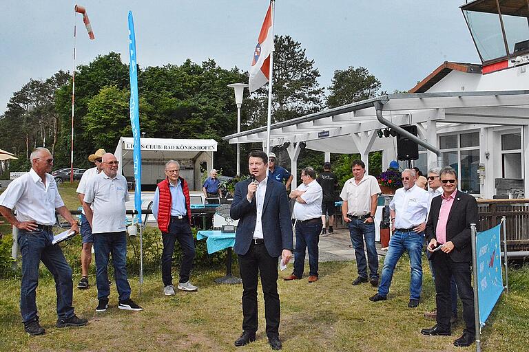 Innenstaatssekretär Sandro Kirchner eröffnete die 4. Europameisterschaft der Modellfallschirmspringer auf dem Fluggelände des Aero Clubs Bad Königshofen. Innenstaatssekretär Sandro Kirchner eröffnete die 4. Europameisterschaft der Modellfallschirmspringer auf dem Fluggelände des Aero Clubs Bad Königshofen.