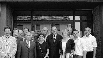 Lob und Anerkennung zollten die - Lob und Anerkennung zollten die Redner dem scheidenden Schulleiter der FOS/BOS Marktheidenfeld, Erwin Krämer (vorne Zweiter von links mit
Ehefrau Birgit), bei dessen Verabschiedung für sein außergewöhnliches Engagement in dreieinhalb Jahrzehnten. Sein Nachfolger wird ab 1. August Karl
Fuchs (links). Lob und Anerkennung zollten die - Lob und Anerkennung zollten die Redner dem scheidenden Schulleiter der FOS/BOS Marktheidenfeld, Erwin Krämer (vorne Zweiter von links mit
Ehefrau Birgit), bei dessen Verabschiedung für sein außergewöhnliches Engagement in dreieinhalb Jahrzehnten. Sein Nachfolger wird ab 1. August Karl
Fuchs (links).