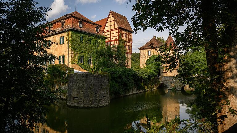 Wie aus einem Märchen: Blick auf das Wasserschloß in Unsleben. Das Gelände ist privat, also Rücksicht nehmen. Wie aus einem Märchen: Blick auf das Wasserschloß in Unsleben. Das Gelände ist privat, also Rücksicht nehmen.