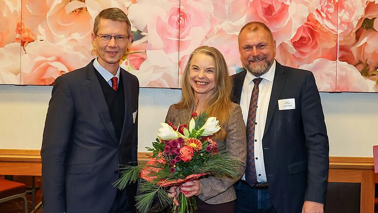 Schweinfurts Oberbürgermeister Sebastian Remelé (links, stellvertretender Vorsitzender der Region Mainfranken GmbH) und Landrat Thomas Eberth (rechts, Vorsitzender der Region Mainfranken GmbH) verabschiedeten Geschäftsführerin Åsa Petersson, die sich neuen beruflichen Aufgaben widmen möchte.