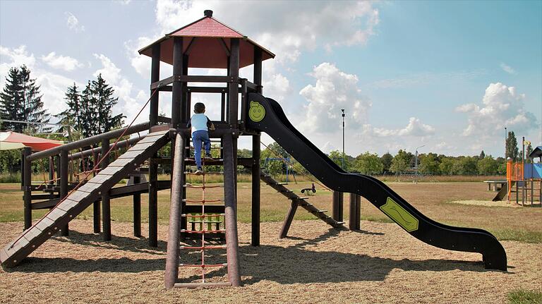 Während die Kleinen klettern, können die Großen auf dem Spielplatz in der Fahrer Straße in Volkach kicken.