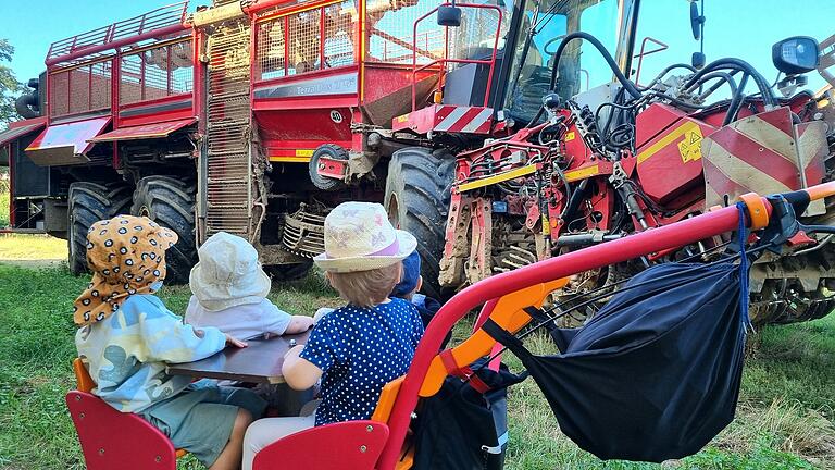 Mit dem Krippenwagen erreicht Heike Geiling in wenigen Minuten fußläufig Wald und Wiesen und kann mit den Kindern Ausflüge unternehmen. Mit dem Krippenwagen erreicht Heike Geiling in wenigen Minuten fußläufig Wald und Wiesen und kann mit den Kindern Ausflüge unternehmen.