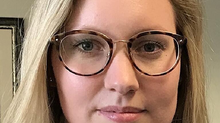 Namen & Notizen       -  SOPHIE WiRSCHING, 27, Regierungsrätin, ist seit 1. März die neue Leiterin der Abteilung Sicherheit und Ordnung beim Landkreis Bad Kissingen. In dieser Funktion folgt sie Oberregierungsrat Tim Eichenberg (36) nach, der bereits im vergangenen Dezember zur Regierung von Oberfranken wechselte (wir berichteten). Wirsching ist künftig auch für das Verkehrswesen, das Staatliche Gesundheitsamt und das Staatliche Veterinäramt zuständig. Die 27-Jährige ist 1990 in Schweinfurt geboren und studierte von 2010 bis 2015 an der Universität in Würzburg Rechtswissenschaften mit dem Schwerpunkt Arbeits- und Sozialrecht. Anschließend absolvierte Wirsching (alle Fotos Melanie Hofmann) ihr Rechtsreferendariat am Landgericht Schweinfurt und bei der Regierung von Unterfranken in Würzburg. STEFFEN HÖFFLER, 48, seit Januar 2015 persönlicher Mitarbeiter im Büro von Landrat Thomas Bold, wird ab 1. April 2018 das Sachgebiet Kommunale Angelegenheiten von Günther Werner (64) übernehmen, der dann in Ruhestand geht. Werner ist dort nach 37 Jahren, davon 26 Jahre als Leiter, quasi eine Institution auf seinem Gebiet. Steffen Höffler (Diebach) begann seine Ausbildung in der Verwaltung des Landratsamts Bad Kissingen und arbeitete danach erst mal einige Jahre im Landratsamt des Main-Spessart-Kreises in Karlstadt. 2014 kam er ans Landratsamt Bad Kissingen zurück und war zunächst in der Ausländerbehörde tätig, bevor er ins Büro des Landrats wechselte.  RALPH HEINRICH, 49, wird zum 1. April 2018 Mitarbeiter im Büro von Landrat Thomas Bold, wo er sich unter anderem um den Sitzungsdienst kümmert. Mittelfristig übernimmt er jedoch auch Aufgaben der Kreisentwicklung und Wirtschaftsförderung. Der gebürtige Nüdlinger arbeitete fast 20 Jahre lang im Bayerischen Wald und kehrte jetzt in seine Heimat zurück. Die Ausbildung im gehobenen nichttechnischen Verwaltungsdienst absolvierte Heinrich zunächst in Schweinfurt. 1999 veränderte er sich dann zur Stadt Passau. In den Jahren 2003 bis 2018 war er beim niederbayerischen Landkreis Freyung-Grafenau in unterschiedlichen Funktionen tätig.