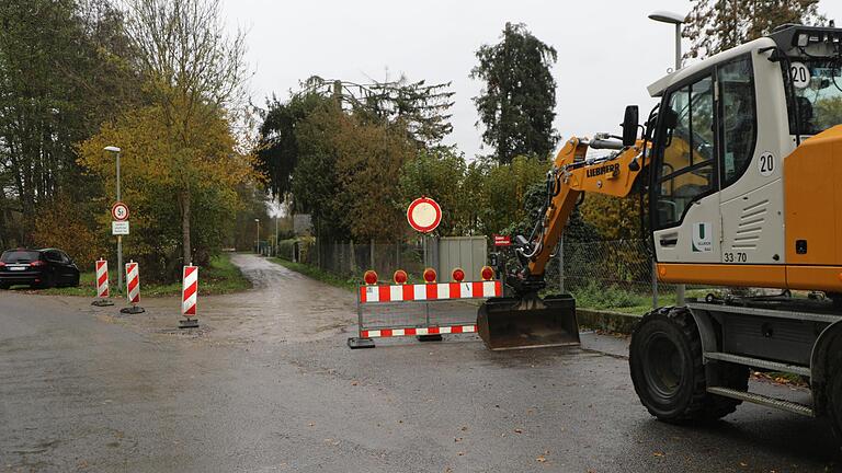 Geräte, Absperrungen und Bagger sind der Beweis, dass der Ausbau der Schwebenrieder Straße am Arnsteiner Schwabbach endgültig bevor steht.