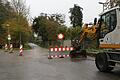 Geräte, Absperrungen und Bagger sind der Beweis, dass der Ausbau der Schwebenrieder Straße am Arnsteiner Schwabbach endgültig bevor steht.