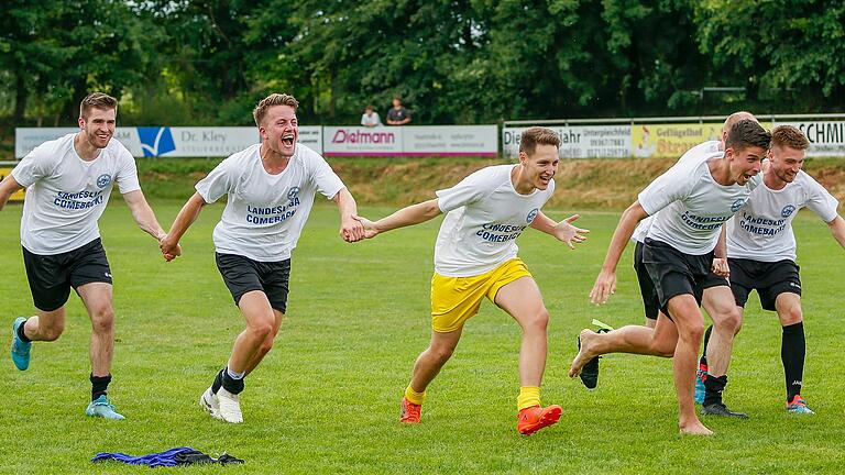 Jubel nach dem 2:1-Sieg des ASV Rimpar in Unterpleichfeld und dem damit verbundenen Lamdesliga-Aufstieg.