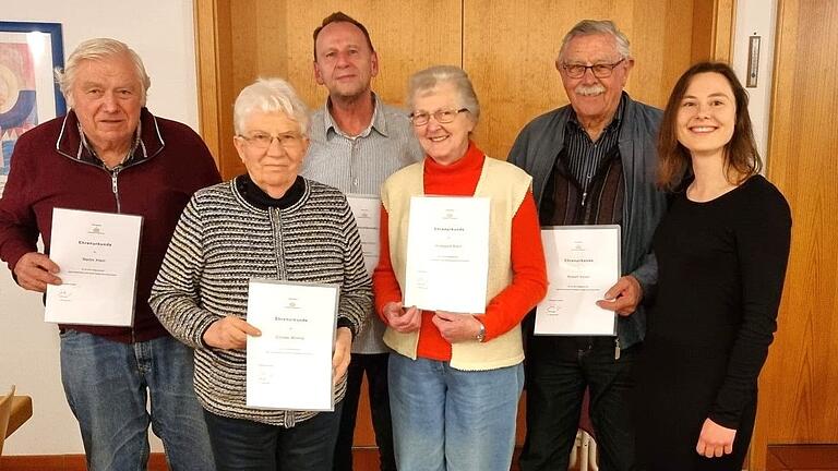 Die Vorsitzende des Wiesentheider Bürgerblocks, Julia Lang (rechts), zeichnete langjährige Mitglieder aus. Im Bild (von links): Martin Klein, Christiane Wirsing, Hans-Peter Dürr, Hildegard Klein und Robert Kober.