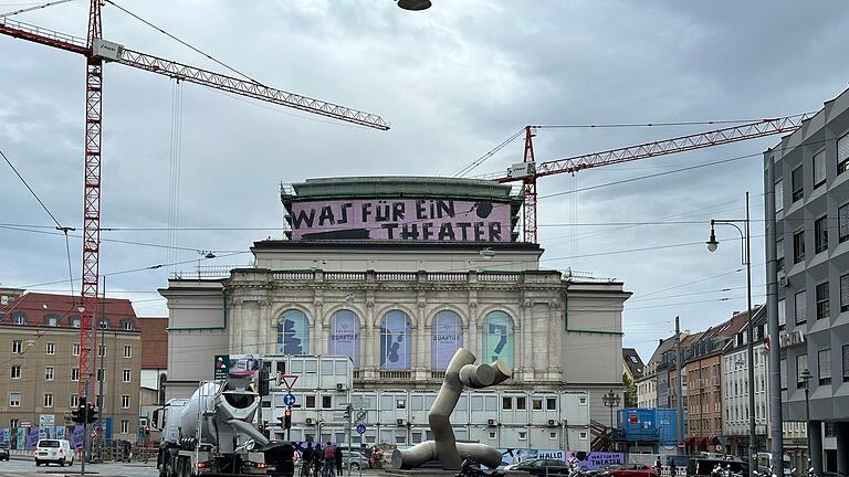 Sanierung Staatstheater Augsburg       -  Die Generalsanierung des Augsburger Staatstheaters sorgt immer wieder für Wirbel. Nach den Kostenexplosionen geht es jetzt um den Architekten. (Archivild)